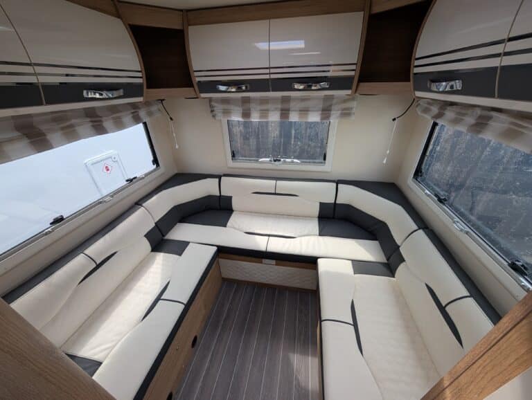 2024 Roller Team Auto-Roller 747 — 4 rr lounge