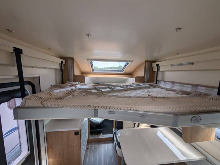 2024 Roller Team Auto-Roller 747 — 9 upper bed